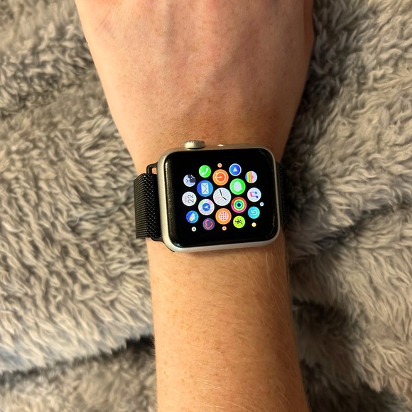 2nd generation Apple Watch - Picture 1 of 2